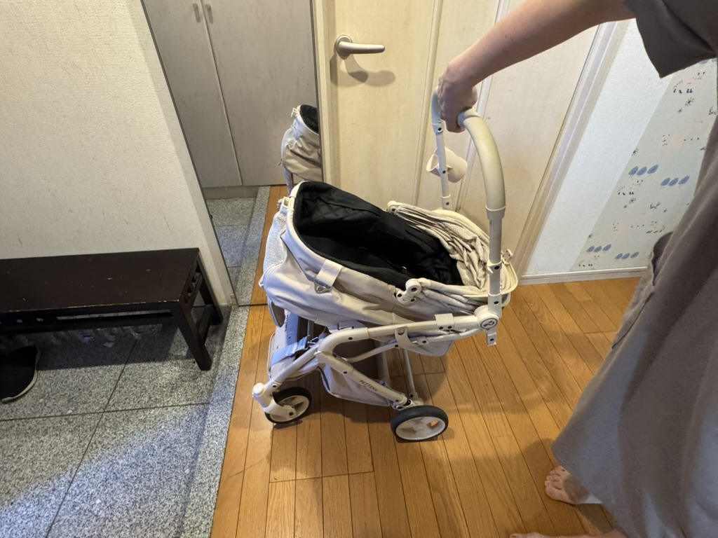 PETTENA MILOU Auto Standを折り畳んでいる途中