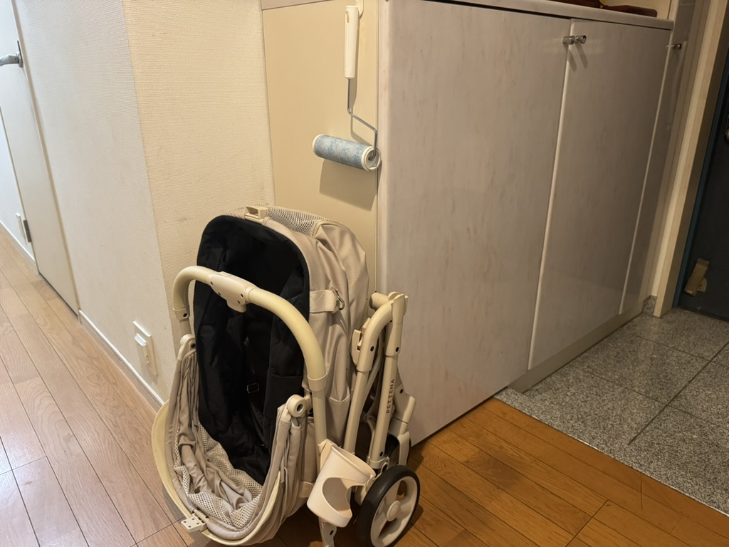 折り畳んで自立しているPETTENA MILOU Auto Stand