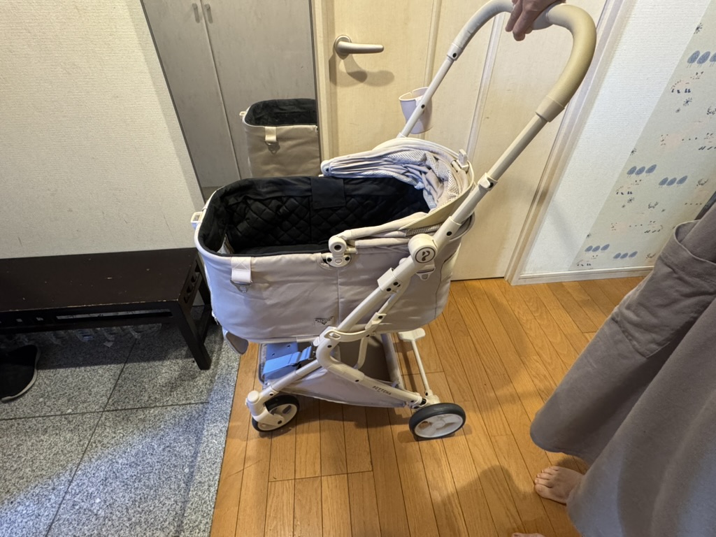 開いた状態のPETTENA MILOU Auto Stand
